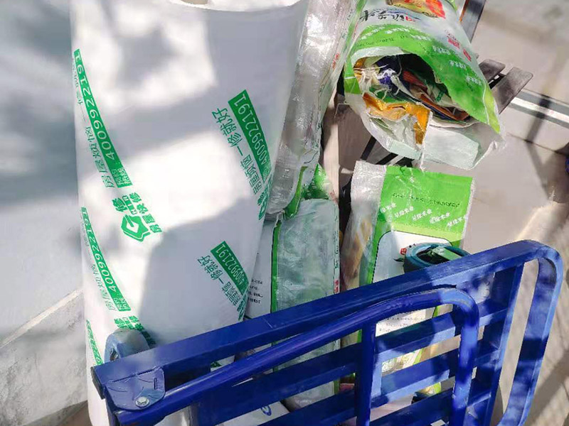 家具保護措施：入戶門扇用公司統(tǒng)一的門貼進行全面包裹保護，用透明膠帶將保護膜粘貼牢固平整。 用標準保護膜將門框三面保護完整并固定牢固。 工程完工后拆除保護膜時如果有粘貼時的膠痕，應(yīng)用酒精或?qū)Ｓ玫那逦蹌┣宄z痕。 用標準保護膜按下水管直徑的四倍的邊長裁成正方形，將保護膜雙層固定在下水口的正上方，用透明膠帶沿下水管的外徑進行固定。 木地板施工前，將地面用吸塵器清理干凈。木地板施工后，用產(chǎn)品自帶的防潮墊或標準保護在通道鋪貼進行保護。