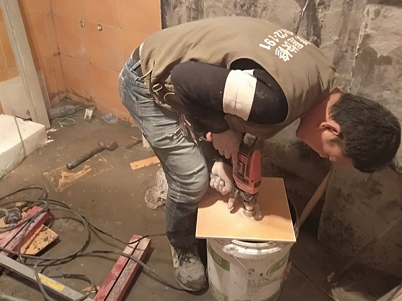 瓷磚開孔施工：瓷磚比較滑，同時也是怕瓷磚容易碎，所以用膠紙封住打孔的位置，以防止鉆頭在瓷磚上面打滑，其次膠紙封住周圍也是為了防止打孔時產生的震動而破壞周圍。先在打孔的位置，用磚頭輕輕的打出一個小坑坑來，或者用釘子磨出一個小洞來，之后再用電鉆打，一邊打一邊用事先準備好的礦泉水瓶裝好的水澆上去，避免打鉆時太熱瓷磚容易碎掉。