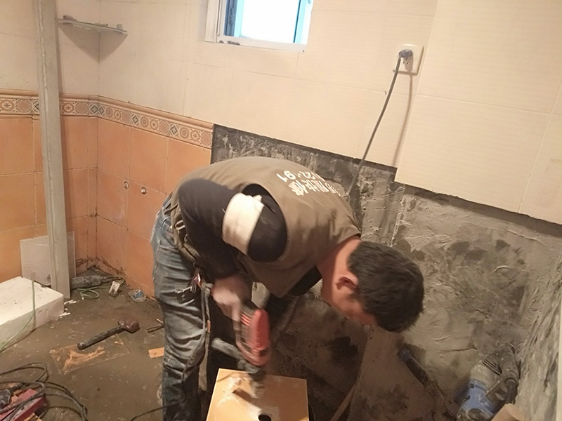 瓷磚開孔施工：瓷磚比較滑，同時也是怕瓷磚容易碎，所以用膠紙封住打孔的位置，以防止鉆頭在瓷磚上面打滑，其次膠紙封住周圍也是為了防止打孔時產生的震動而破壞周圍。先在打孔的位置，用磚頭輕輕的打出一個小坑坑來，或者用釘子磨出一個小洞來，之后再用電鉆打，一邊打一邊用事先準備好的礦泉水瓶裝好的水澆上去，避免打鉆時太熱瓷磚容易碎掉。