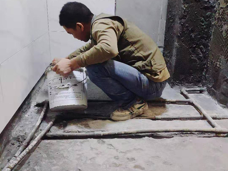 衛生間防水方案：清理墻面和地面 在涂刷防水涂層之前，先要清理墻面和地面，同時要用連接的氣泵皮管吹盡陰角處的浮沉。刷防水涂料時先刷墻角部位，交接處應有200mm，不得有漏刷情況。 墻角涂刷完成后涂刷墻體：第一遍涂刷墻面時，應上下縱向涂刷，第二遍涂刷墻體，應左右橫向涂刷。注意、第二遍防水涂料間需要有一定時間間隔，待遍涂料干透后才能進行第二遍，具體時間視涂料而定。間隔時間太短，防水的效果會大打折扣。