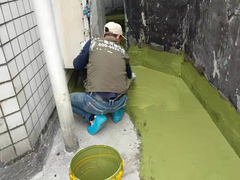 衛生間防水方案：清理墻面和地面 在涂刷防水涂層之前，先要清理墻面和地面，同時要用連接的氣泵皮管吹盡陰角處的浮沉。刷防水涂料時先刷墻角部位，交接處應有200mm，不得有漏刷情況。 墻角涂刷完成后涂刷墻體：第一遍涂刷墻面時，應上下縱向涂刷，第二遍涂刷墻體，應左右橫向涂刷。注意、第二遍防水涂料間需要有一定時間間隔，待遍涂料干透后才能進行第二遍，具體時間視涂料而定。間隔時間太短，防水的效果會大打折扣。