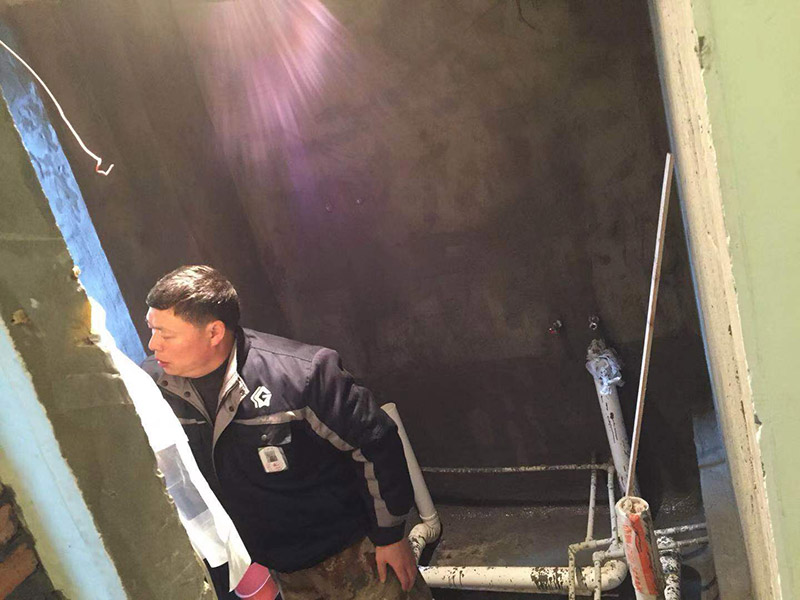 廁所墻面防水：1、假如衛(wèi)生間墻面防水高度做的太低，長期的沐浴會成才墻體浸透、容易造成墻體發(fā)霉，墻面脫落，失去防水性能。 2、一般非淋浴墻的高度是1.5米左右就好，但是為了強化防水的作用，也可以做高到1.8米，但是這樣成本要高，然而對于衛(wèi)生間的改造的輕墻體，最哈把防水高度做到頂部。 首先要找平，如果是要更換衛(wèi)生間瓷磚，要將原來的瓷磚砸掉之后，在用水泥砂漿把地面找平，然后在做防水出來，這樣就可以避免防水涂料太薄造成漏水。在做防水時接縫處要刷到位，衛(wèi)生間墻面之間的接縫要以上下水管道地面的接縫是最容易出現(xiàn)問題