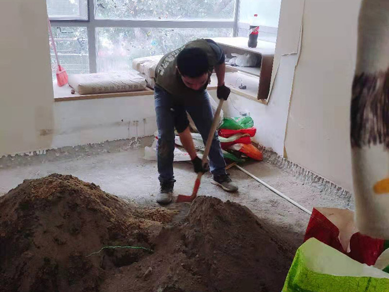 水泥攪拌案例：混凝土至少是水泥、黃沙、石子和水4樣材料拌合而成，在沒有混凝土攪拌機的時代和地方，拌制混凝土是手工完成的。 要求是，在沒有加水以前，要用至少兩把煤楸把干料對翻，干料要反過來翻過去混合共3次，使干料均勻。然后加水，對翻4次，使混凝土飽和不夾生，這就是混凝土工的基本功“三干四濕”。 1.拌板要放穩，要防止混凝土外跑； 2.每盤混凝土的水泥、砂、倉和水要根據人工攪拌配合比及撲板容量進行計算，各種材料均應過磅，不得用體積比。 3.攪拌順序：先將水泥鋪開，然后與沙子混合攪拌，加上水一直攪拌，直到攪拌的顏色均勻一致即可為止。 4.若摻加外加劑，應按要求調制成的較稀的溶液水同時加入。其是需要注意的是在加入時必須地控制規定的外加劑摻人員。先把外加劑調制成較稀的溶液，同時應在混凝土的用水量中扣除外加劑溶液的含水量，然后在混凝土攪拌的時間應該相當時，應確保外加劑在混凝土中均勻分布。