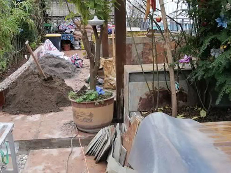 露臺磚砌櫥柜：櫥柜的水電定位時，先劃分功能區：洗菜盆區、灶臺區、切菜區、電器區，把這些區域的具體尺寸畫在墻面上，安排好進水管、排水管和各種插座的準確位置。 磚砌櫥柜制作的時候先做櫥柜的圍角，可以根據自己的喜好選擇不同顏色的瓷磚來實現。圍角完成以后的重要工作就是用水泥和砂漿將櫥柜的底部填實，上面鋪瓷磚。同時，瓷磚豎隔板的位置按照櫥柜圖紙進行預留。 磚砌櫥柜制作好之后，我們可以根據自己喜歡的風格選擇不同材質的石材臺面和門板，完全不影響美觀，同時對于櫥柜內部我們均采用不銹鋼條進行收邊，既美觀又好打掃衛生。