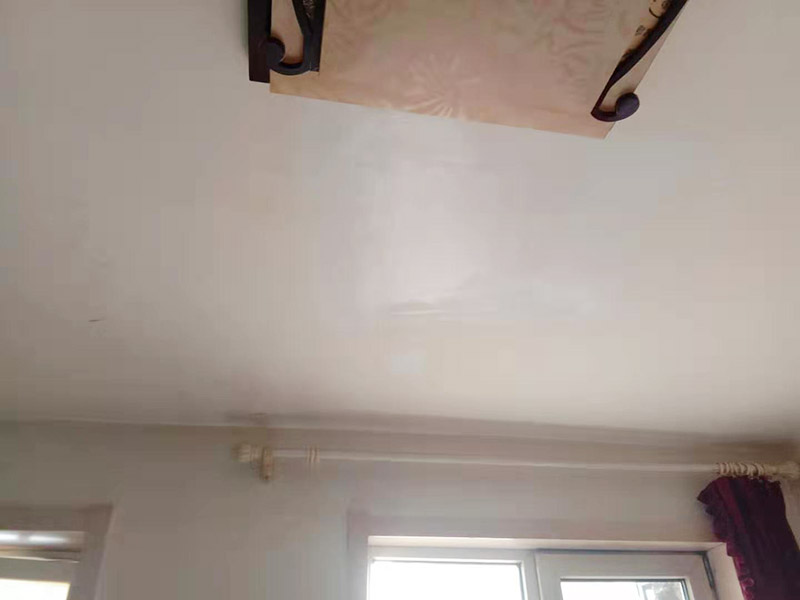 天花板墻面維修：清潔墻壁，首先就是要清潔墻壁了，一般天花板的墻壁上都會有細小的白色粉末，這時可以用尼龍刷或者是鐵刷將其刷除，再觀察一段時間后確定不再會出現白色的粉末后，并且等到水密墻面干燥磨平以后就可以上一道墻面底漆了，預防日后鹽分的侵蝕形成了壁癌。 對于墻表面的問題，建議用小刀或者是鐵制品將漆膜剝離，然后再用砂紙將墻表層擦平，這些工序做完以后，拆除漿糊粘貼的壁紙，再修整墻面，以批土刀將批土填平凹洞的裂縫，等到完全的干燥以后，再用砂紙去磨平。 在施工的時候，建議從上往下刷，用相關的工具將涂料攪拌勻稱以后，將產品從天花板上開始往下刷，這樣能有效的避免由天花滴落的油漆弄花了自己經完成的墻面。