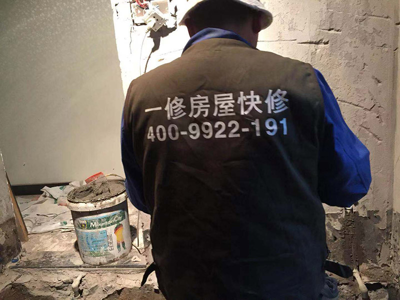 衛(wèi)生間管道裝修：1、衛(wèi)生間管道裝修前首先要檢查水管以及連接配件是否有裂紋、破損等現(xiàn)象。 2、衛(wèi)生間管道裝修在設(shè)計(jì)下水管道時(shí)要注意家中洗衣機(jī)的水龍頭安裝位置，還有下水的布置等，同時(shí)要考慮到電源插座的位置是否適合。 3、衛(wèi)生間管道裝修事要注意熱水管的安裝，要把熱水器的進(jìn)水口和出水口區(qū)分出來，在出水口處接通向衛(wèi)生間的管道，進(jìn)水口處接上總閥門。 4、在衛(wèi)生間下水管道安裝時(shí)要考慮好墻磚的厚度。 5、衛(wèi)生間管道裝修完后一定要記得進(jìn)行增壓測(cè)試，增壓測(cè)試一般要在1.5倍水壓的情況下進(jìn)行，保證沒有漏水現(xiàn)象即可。