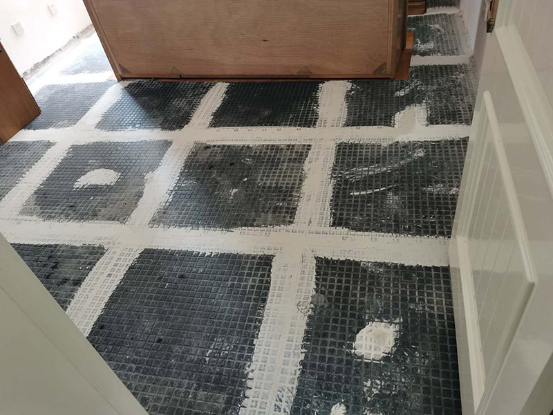 客廳地磚拆除裝修：如果是破壞性的拆除，可以借個(gè)鐵錘使勁砸；如果是替換性拆除，可以從邊角入手，一般情況下會(huì)損壞一塊地板磚，可以買(mǎi)一塊相同的備份；如果是用水泥固化的地板磚，那個(gè)難度就非常的大了，得請(qǐng)專(zhuān)業(yè)人士。