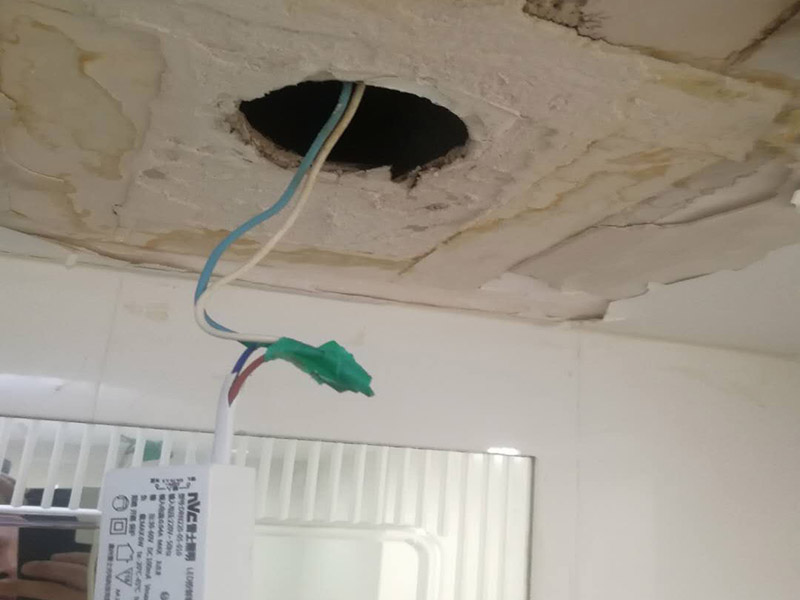 天花板燈具線路檢修：為避免發生裝修火災，施工人員必須嚴格按照有關電力設計技術規范和有關規定進行施工，裝修內層須使用防火裝潢材料。裝修時不能亂拉、亂接。要考慮便于檢查線路，絕緣層破損要及時更換。裝修布線之前，首先應將所有電路進行綜合設計、進行總體規劃。這樣不僅節省時間，也有利于以后的檢修維護。日常生活中，首先不要私拉亂接，私拉亂接是違反用電制度的，在安裝上不符合要求，最容易出事故;另外，在日常生活中換燈泡、擦燈泡的時候，先將電流關上，不要用濕手、濕布擦燈泡，要站在木凳或桌子上，不要站在地上去擦，防止開關萬一失靈漏電;螺絲口燈泡的金屬部分跟地線通著，電燈開著的時候燈頭有電，露在外邊的螺絲部分，人的手碰著就觸電，需要特別注意。