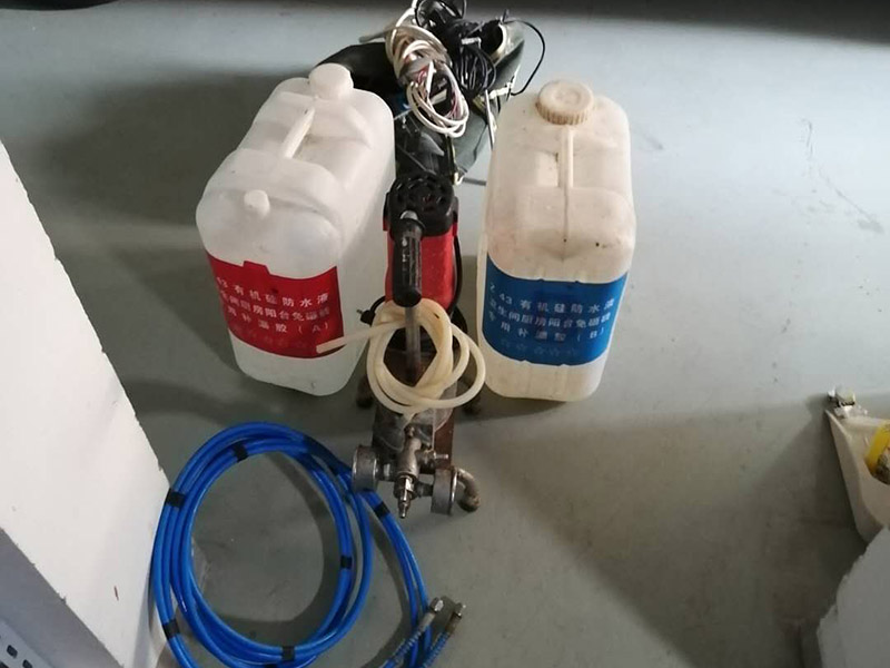 漏水維修材料入場:材料購買以后，購買方就需要通知合同的另一方準備對材料進行驗收。而且這個驗收最好是安排在材料進場時立即進行。所以，約定驗收時間非常必要。以免出現材料進場時，另一方沒有時間對材料進行驗收，影響施工進度。