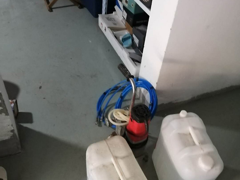 漏水維修材料入場:材料購買以后，購買方就需要通知合同的另一方準備對材料進行驗收。而且這個驗收最好是安排在材料進場時立即進行。所以，約定驗收時間非常必要。以免出現材料進場時，另一方沒有時間對材料進行驗收，影響施工進度。