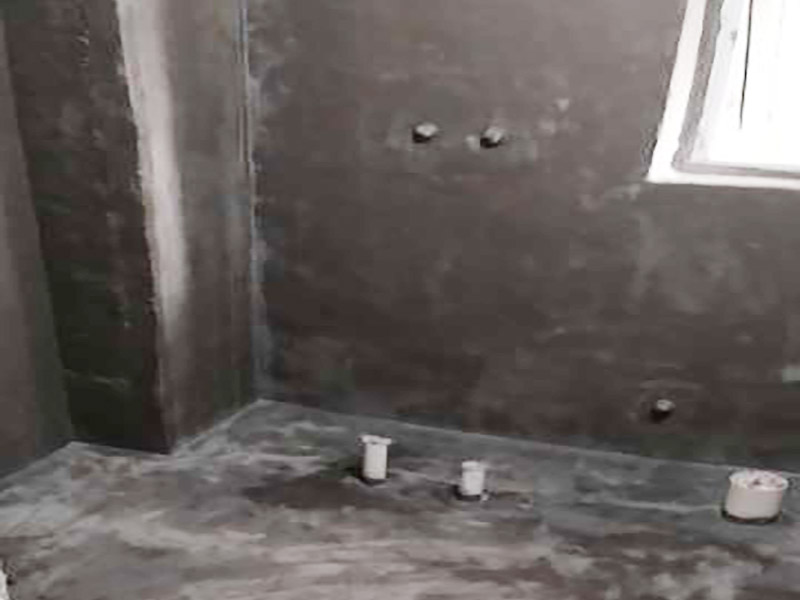 衛生間下水管裝修：(一)從房頂過，減少人為損壞的幾率，并且冷熱管的接口、出口處必須平行，通常都是熱管在左，冷管在右。整個管道都盡量避彎曲，要盡可能運離電路，管卡的位置坡度等也要符合需求，每個閥門都要安裝平整，以便于日后的使用和維護。 (二)區別熱水器的進水口和出水口，在進水口處接上總閥門，出水口處接通向衛生間的管道，安裝好之后先打開閥門確定是否有漏水情況的發生，然后在衛生間安裝好水龍頭、花灑頭即可。 (三)如果能在衛生間里設計一個窗戶最好，若是沒有這個條件，為了不讓衛生間出現發霉、潮蟲等現象，除了安裝排氣扇外，還要避免“包裹”現象的發生，這恰好就導致了潮氣被包在管道內散不出去，所以就會使衛生間內的濕氣更加嚴重。