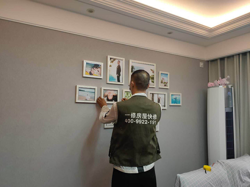 掛畫安裝方案：1、釘子固定；這是最簡單的一種安裝方法，但是會對墻面造成一定的破壞，使用這種方法之前，一定要考慮好確定的位置，不要輕易改動。 2、掛鉤固定；用專門掛畫用的掛鉤，不同的規格分別承受不同的重量，最大可承受20斤。掛鉤上有非常堅硬細小的鋼針，適合堅硬的墻面，不會把墻釘出裂痕，同時方便更換畫，不會影響整體的美觀。 3、直接擺放；將畫擺放在墻前，適合比較大的畫，在墻上設置擱板，擱板上可以放畫和裝飾品，或者在柜子上放置畫也是不錯的選擇。 4、吊放；從頂面上垂下吊線或有裝飾性的繩、鏈等，將畫吊起，同時吊一幅或多幅均可，也可以用釘釘在天花板腳線，然后用魚絲按自己要求的高度把畫掛上去。