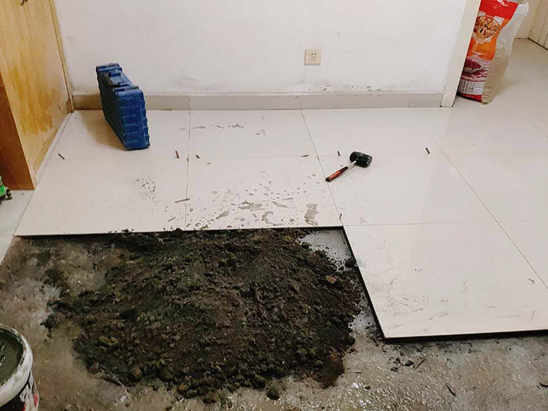 地面貼瓷磚方案：干鋪法是將沙子和水泥按照3：1的比例混合后兌少量的水，使水泥和沙子混合到可以用手攥成團的黏稠度。將混合好的沙子水泥鋪在地面上，用一個平板把表面摸平。在瓷磚背面抹上黏稠度非常高的水泥，把瓷磚放到地面上，用橡皮錘敲實就完成了,主要用于地面瓷磚的鋪裝。 濕鋪法，是將沙子和水泥按照2：1的比例混合后兌水和好，水的量要多一些，使沙子和水泥的黏稠度高一些。然后涂抹到用水浸泡好的瓷磚背面貼到墻面上。濕鋪發(fā)主要應用與墻面。
