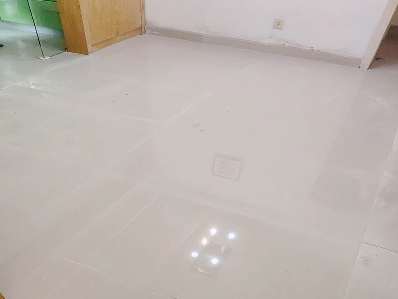 地面貼瓷磚方案：干鋪法是將沙子和水泥按照3：1的比例混合后兌少量的水，使水泥和沙子混合到可以用手攥成團的黏稠度。將混合好的沙子水泥鋪在地面上，用一個平板把表面摸平。在瓷磚背面抹上黏稠度非常高的水泥，把瓷磚放到地面上，用橡皮錘敲實就完成了,主要用于地面瓷磚的鋪裝。 濕鋪法，是將沙子和水泥按照2：1的比例混合后兌水和好，水的量要多一些，使沙子和水泥的黏稠度高一些。然后涂抹到用水浸泡好的瓷磚背面貼到墻面上。濕鋪發(fā)主要應用與墻面。