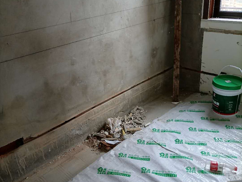 客廳背景墻開槽裝修：首先得遵循“橫平豎直”原則。水電管線施工開槽布局一定要合理規(guī)劃，如果管線開槽鋪設(shè)不合理樣就有可能打穿水管或者電線。即使符合開槽條件，也建議盡量不要開槽或者減少開槽。權(quán)衡層高和建筑結(jié)構(gòu)安全，還是偏重于建筑結(jié)構(gòu)安全比較好。 墻身、地面開線槽之前用墨盒彈線,以便定位。墻面開埋管線槽須橫平堅直,不許彎曲,特殊情況須經(jīng)監(jiān)理同意,墻上開槽等保持>33mm,管面與墻面應(yīng)留15mm左右粉灰層,以防止墻面開裂。 電源線管暗埋時,應(yīng)考慮與弱電管線等保持500mm以上距離,電線管與熱水管、煤氣管之間的平