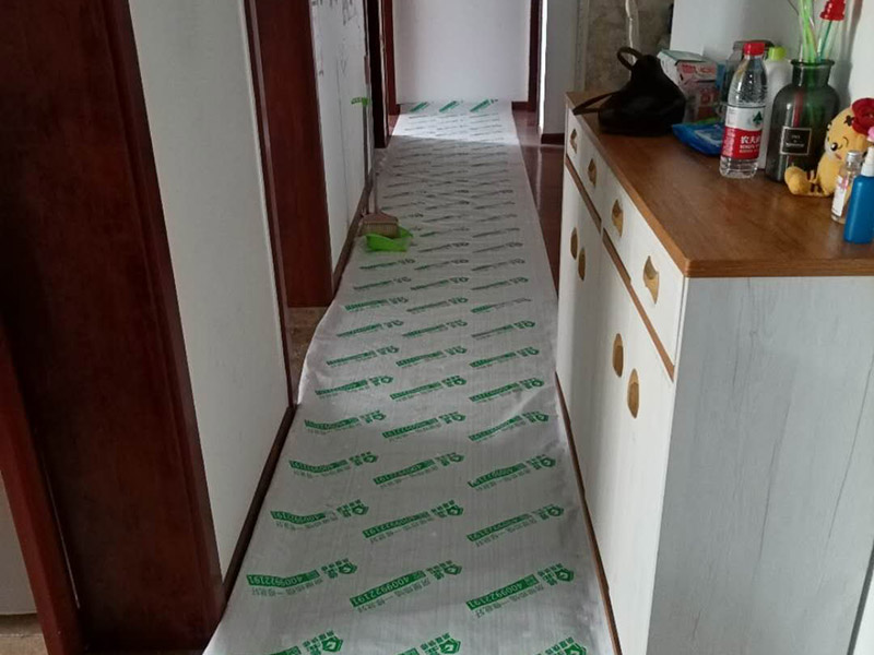 客廳背景墻開槽裝修：首先得遵循“橫平豎直”原則。水電管線施工開槽布局一定要合理規(guī)劃，如果管線開槽鋪設(shè)不合理樣就有可能打穿水管或者電線。即使符合開槽條件，也建議盡量不要開槽或者減少開槽。權(quán)衡層高和建筑結(jié)構(gòu)安全，還是偏重于建筑結(jié)構(gòu)安全比較好。 墻身、地面開線槽之前用墨盒彈線,以便定位。墻面開埋管線槽須橫平堅直,不許彎曲,特殊情況須經(jīng)監(jiān)理同意,墻上開槽等保持>33mm,管面與墻面應(yīng)留15mm左右粉灰層,以防止墻面開裂。 電源線管暗埋時,應(yīng)考慮與弱電管線等保持500mm以上距離,電線管與熱水管、煤氣管之間的平