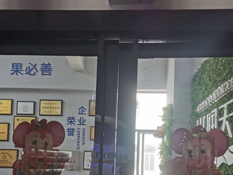 商鋪玻璃門維修：輪滑乃玻璃門的重要零部件，需進行定期檢查，若發生故障，不僅使用不便，還會發出噪音。那此時需檢查好輪滑的損壞情況，看其程度嚴不嚴重，若不可使用，則可把有問題的部位給更換掉，或直接換掉整個輪子，使玻璃門恢復到正常工作狀態。 玻璃門使用久了，其門扇或多或少也會出現一些小小的問題，有時候可能會感覺到很鈍感，通常是彈簧發生了問題，那么只需更換一個承重性較好的彈簧即可。有的時候還會發出異響，玻璃門的靈活性下降，那及時找出有故障的部分，將其更換掉，以確保正常的使用性。 在排查以后要是發現玻璃門沒有部位出現問題，就單單有卡頓情況，那要考慮一下是不是有東西掉到門道里面了。可以把玻璃門里的異物給統統清理出來，在修理的時候，檢查好玻璃門的部件，看其損壞的部位，需不需要更換上新配件。