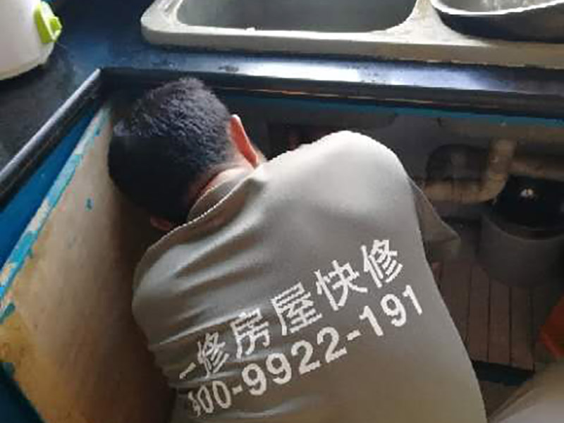 廚房局部維修：1. 單煙道式，這是一種簡單的矩形煙管，安裝時要將矩形煙管筆直的穿越各層住所，再在每層居室中預(yù)留一個銜接抽油煙機的進風(fēng)口。這樣每層煙氣就會在抽油煙機的推進下，把油煙排放到煙道中，然后在出風(fēng)口把煙氣排出。 2. 主次式，這種煙道是由兩種并排的矩形煙管構(gòu)成的，安裝時要把這些煙管筆直穿越每個樓層，然后其次煙道要在每層的住所中設(shè)置一個銜接排油煙機的進風(fēng)口。其主煙道跟次煙道距進風(fēng)口在一定間隔處會相匯，主煙道底層會有一補風(fēng)口。