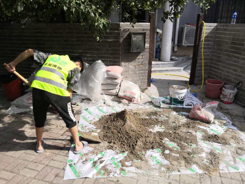 和水泥貼磚施工：首先將沙子和水泥按照3：1的比例混合后兌少量的水，使水泥和沙子混合到可以用手攥成團的黏稠度，和好備用，在鋪磚之前先將要鋪的地方用水潑濕。將開始和好的水泥和沙子鏟到你要鋪瓷磚的地方。鏟完以后用小鏟子初步抹平，小平板抹平表面。然后瓷磚背后抹上開始和好的那盆比較稠的水泥漿。再將抹好水泥的磚小心平放到要鋪的地方，注意對縫。再用橡膠小榔頭敲實，用水平尺找平。最后在側邊用小榔頭的把手堵嚴實。完工。