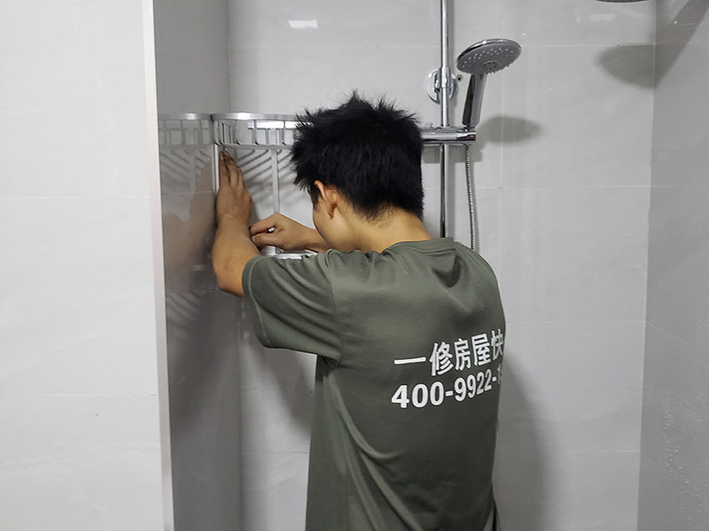 衛浴五金安裝方案： 五金件安裝通常是在瓷磚鋪貼完成后，在瓷磚上鉆孔，然后將木楔嵌入孔中，再在上面用螺絲或膨脹螺絲將五金掛件進行固定。建議請專業的師傅用玻璃鉆頭先開出瓷磚的孔再用沖擊鉆打水泥，避免打裂瓷磚。  1.確定掛件安裝位置并標注下來。為達到最佳效果，最好避開在墻柱上安裝;  2.確定安裝點后，在安裝墊上標記出掛件底座安裝所對應的螺孔位置;  3.在螺孔標注點打孔，打孔的直徑最好略大于螺絲直徑，留一點空隙方便地做安裝;  4.將塑料膨脹管插入鉆孔，再用不休干螺絲釘旋緊固定底座;  5.將掛件套在底座上，擰緊螺釘固定掛件。