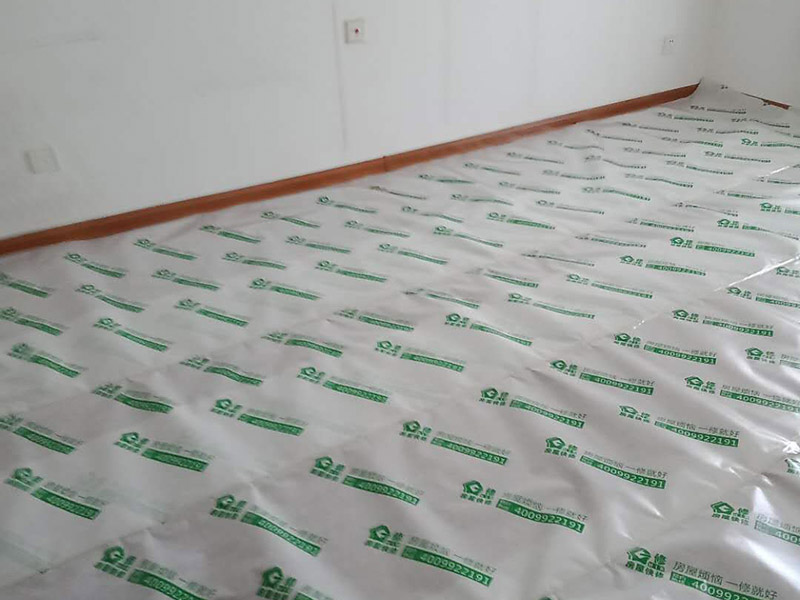 墻面刷新地面保護：家具搬放到房屋中央，對集中放置的家具進行整體保護，防止因墻面翻新而造成不必要的損壞；地板需要用專業的保護膜進行保護；對于不能移動的家具和家電，如空調等進行成品保護；尤其需要注意有插座、開關面板的位置，防止灰塵進入。 使用專業的打磨機對墻面進行打磨處理，與一般打磨機不同的是，墻面打磨是無塵打磨，在打磨的過程中不會出現灰塵漫天的情況。 第一遍乳膠漆：先刷頂板再刷墻面，涂刷時應當由上而下。乳膠漆應當攪拌均勻，防止第一遍刷漆涂不開的現象發生。第二遍乳膠漆：乳膠漆不是很稠的情況下，不宜加水或加少量水稀釋，以防露底。第二遍涂刷完畢后，用細細的砂紙將墻面出現的小疙瘩打磨光滑，然后清掃干凈。第三遍乳膠漆：乳膠漆干燥速度快，應當逐漸涂刷，從一頭開始刷向另一頭，注意上下順刷相互銜接，避免乳膠漆干燥后出現接頭。