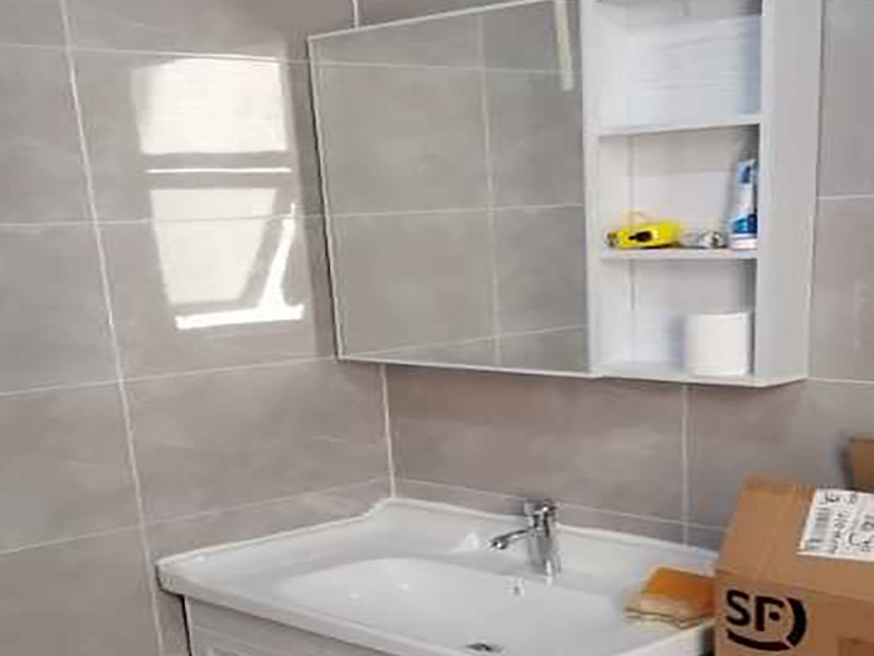 浴室柜五金安裝:在安裝之前應該檢查一下配件是否齊全。安裝三角閥時，要確認冷熱水管是不是保持平線。緊接著就是測量距離，并安裝下水管道。在涂抹膠水時一定要狠均勻，這樣才能確保關于管間的鏈接是否緊密。之后便可以安裝柜腳角了，看看角是不是都在同一個水平面上，安裝好之后可以做一個適當的調整。 浴室柜應該靠墻放好，看看進出水管的位置安置的是否得當，如果不合適的話一定要稍作改動。