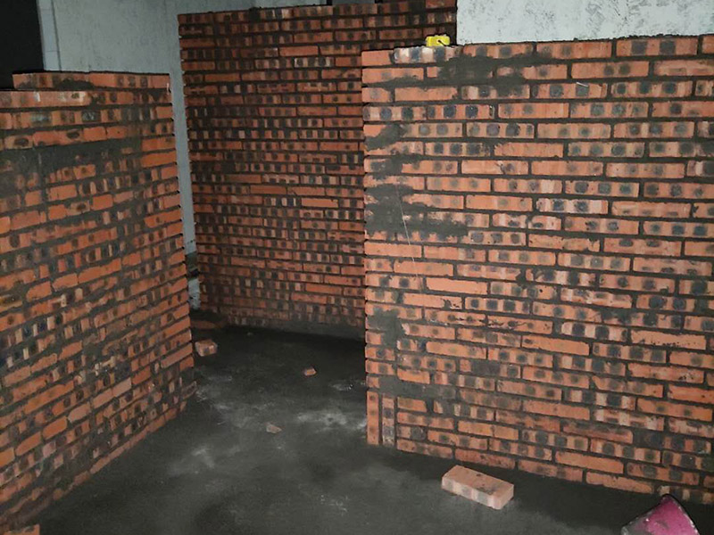 全屋紅磚砌隔斷：砌墻肯定是要有磚的，常用的材料有紅磚、輕體磚、水泥壓力板、石膏板等等，磚體不同，砌出來(lái)的新墻效果也是不同的，要是考慮到新砌墻需要一定的承重能力，那么最好是選擇紅磚，因?yàn)樗暮奢d面積更大，不過(guò)現(xiàn)在住房大多都是框架結(jié)構(gòu)，墻體不再是主要的城中提，所以現(xiàn)在新房子裝修更流行用多孔磚來(lái)新砌墻。 新砌墻之前，需要先把地面澆濕，然后畫線做模具，把砌墻要用的磚都澆濕，頂棚的交界處也不要漏掉。如果是衛(wèi)生間或者是廚房，新砌墻下面還要做有個(gè)防水的地梁，最好是帶有衛(wèi)生間原有的防水地梁一塊澆筑，這樣防水力會(huì)更好，等到地梁干透之后再砌新墻。