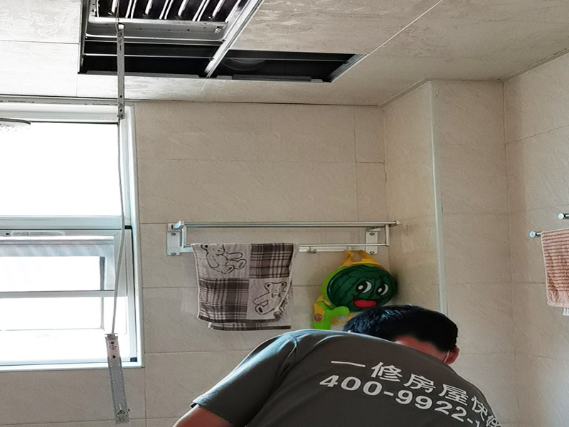 廁所吊頂浴霸安裝：安裝邊角線，安裝吊頂一定是要在貼好瓷磚之后，同時還要保持水平的情況下，這樣才能將集成吊頂的配套邊角線安裝在上面，這樣做目的就是安裝出來效果可以做到無明顯縫隙。在選擇下吊桿以及架置輕鋼龍骨，吊桿、龍骨間的距離它的在小一定在做到一致才行。頂部走線，這個步驟一定要先確定哪個地方要安裝燈具，同時還要了解清楚哪個地方需要安裝廚衛電器，這樣才能很好將線路布置好?？勖姘?，相對來說這個安裝環節它也是直接影響到整體的安裝效果，所以在安裝的時候一定要做到平整，更要做到縫直才行。
