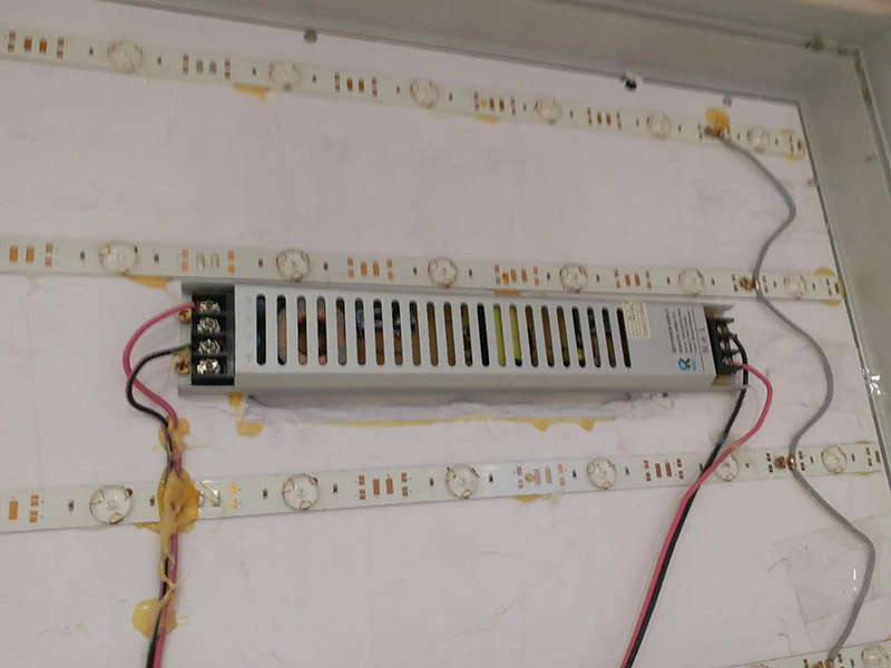 商場燈箱維修:為了工作人員的安全，最好先斷開電源，拔下插頭，不要將漏電保護器，當作電源開關使用，這樣很危險，一點不科學合理。進行電器原件檢查，先逐個排除原因，檢查要求細致，若電源線進入孔，鎮流器輸入，輸出接線柱，燈座上的電線等等。燈箱片尺寸一定要與導光板尺寸相符，不要過大或過小，若不合適，會影響展示效果和燈箱內部的熱量散出，也會適當的減少使用壽命。查看燈箱上部電源線時，要確認電源是否經出入槽內，如沒有，必須及時連接好。