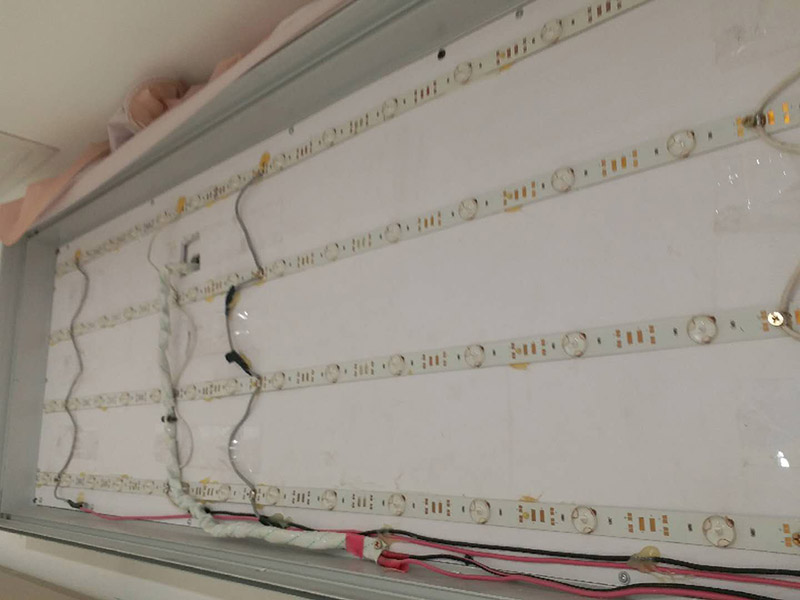 商場燈箱維修:為了工作人員的安全，最好先斷開電源，拔下插頭，不要將漏電保護器，當作電源開關使用，這樣很危險，一點不科學合理。進行電器原件檢查，先逐個排除原因，檢查要求細致，若電源線進入孔，鎮流器輸入，輸出接線柱，燈座上的電線等等。燈箱片尺寸一定要與導光板尺寸相符，不要過大或過小，若不合適，會影響展示效果和燈箱內部的熱量散出，也會適當的減少使用壽命。查看燈箱上部電源線時，要確認電源是否經出入槽內，如沒有，必須及時連接好。