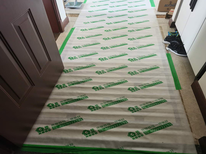 入戶門地面保護：入戶門是各種裝修物料進場以及各種建筑裝修垃圾清理的必經之路，這些物品在搬運的過程中，與入戶門發生磕碰、摩擦的機率大大增加，所以，第一個需要做好成品保護的地方就是入戶門。建議：在裝修開工前直到家具進場期間，都需要對入戶門進行保護！對于這一點，可以使用成品保護膜將門包裹。