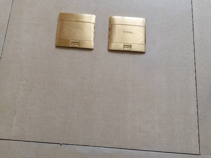插座電路改線案例：插座離地面30公分（找平高度，毛墻要35合適），進門開關高度140公分，離門洞7到8公分適合。確定好位置以后，打上水平線，可以保證開關插座精確定位。切槽要保持先關深度一直，槽寬度一直，衛生間可以適當淺一點。衛生打掃干凈以后，我們用發泡劑把底盒固定，把線管需要走的線路走好，收拾利索。穿線的時候可以把PVC管子拿掉，電線順勢穿進去，再把管子固定。 電線結完頭以后要涮錫，再用防水膠帶包裹，最后用電工膠帶包好。