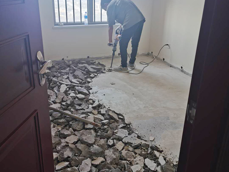 臥室地磚拆除方案：拆除地面瓷磚的方法;拆除地面磚容易的方法是，先想辦法撬開大門口的那塊地磚，因為那塊磚是有一邊露在外面的，比較容易撬開。再用扁的鑿子一片片的往里撬，如果水泥砂漿做得不是牢的話，可以用錘子把扁鑿敲進地磚和水泥地面中間的縫隙里的，那樣就能把地磚整塊的撬起來。 這樣的方法比用錘子從正面敲碎地磚要容易得多。如果順利的話，可能全部能夠撬起來。如果有部份撬不起來的。再用錘子敲碎就行了。 