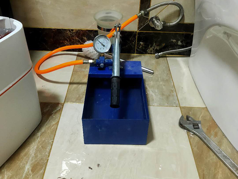 衛生間漏水打壓：首先，打壓試驗，把衛生間整體管道打壓，如果打壓正常，就可以排除是水管漏水。接下來就是看是不是防水問題。如果排除水管漏水，也不要就一口咬定是防水問題，這樣會導致直接砸掉地面，后面發現根本不需要。如果打壓有問題，那就可以判斷是水管漏水，根據樓下漏水點位置，就得砸掉樓上的瓷磚進行維修管道了