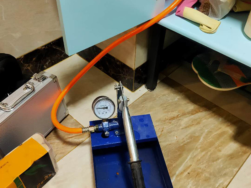 衛生間漏水打壓：首先，打壓試驗，把衛生間整體管道打壓，如果打壓正常，就可以排除是水管漏水。接下來就是看是不是防水問題。如果排除水管漏水，也不要就一口咬定是防水問題，這樣會導致直接砸掉地面，后面發現根本不需要。如果打壓有問題，那就可以判斷是水管漏水，根據樓下漏水點位置，就得砸掉樓上的瓷磚進行維修管道了