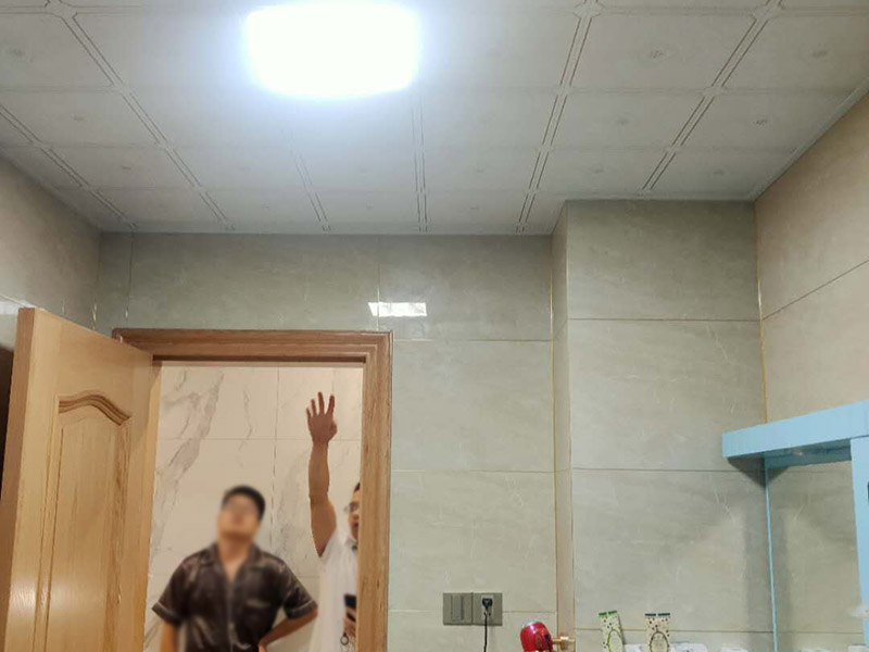 衛生間漏水打壓：首先，打壓試驗，把衛生間整體管道打壓，如果打壓正常，就可以排除是水管漏水。接下來就是看是不是防水問題。如果排除水管漏水，也不要就一口咬定是防水問題，這樣會導致直接砸掉地面，后面發現根本不需要。如果打壓有問題，那就可以判斷是水管漏水，根據樓下漏水點位置，就得砸掉樓上的瓷磚進行維修管道了