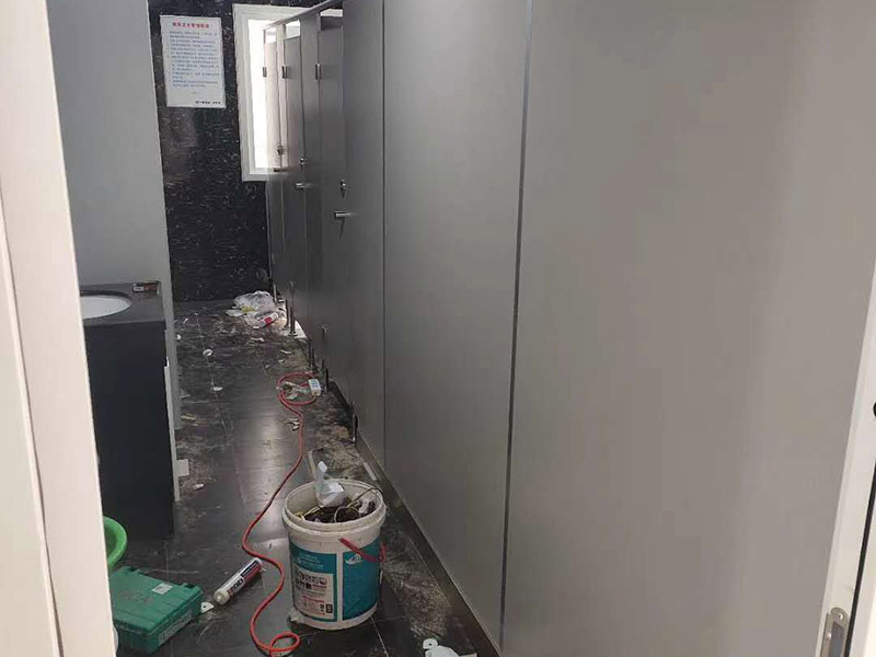 衛生間隔斷安裝：在墻壁上找到合適的位置畫出固定片的中心線，看固定板上有幾個固定用的螺絲孔，然后在墻壁中心線上對應的打上幾個孔，把塑膠賽套放入孔內，接下來就是用膨脹絲把固定板固定在墻上。固定板和底座的作用就是用來固定隔間板的，把隔間板放在調整底座上，然后調整底座高低使隔間板緊貼墻壁上的固定板，然后再微調底座高低使隔間板距地面有一定距離，大約15厘米就好，然后用水平尺確定水平，等一切都調整好后，用螺絲把隔間板固定在固定板和調整底座上。