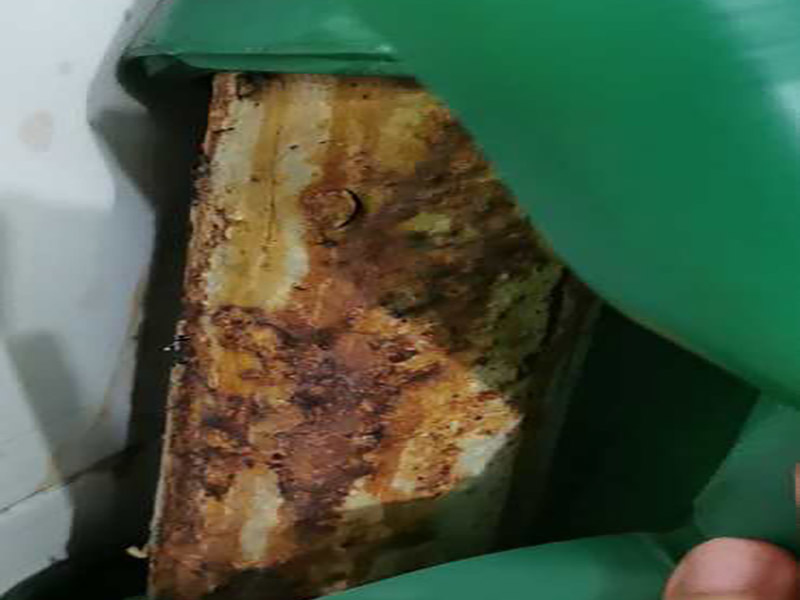 管道生銹漏水維修：1.如果是直徑2厘米的鐵水管漏水但是鐵水管上面沒有繡制，只是有部分的位置破dao壞了，首先我們先把水管的總閥關閉，然后更換該位置的鐵水管，然后切斷該位置的水管，接著我們用切絲用的器械切絲扣，最后接上鏈接頭就可以了。 2.如果直徑2厘米的鐵水管漏水是因為水管全部被銹蝕所致的。那么我們可以先把水管的總閥關閉，然后把該段水管全部換掉兩頭套上螺絲的扣擰上就可以了。 3.如果是直徑20厘米的鐵水管漏水了是因為鏈接頭出現了問題那么把連接頭部分換掉就可以。如果是因為管子自身出現了漏水，那么只有磨去原管子自身的繡制，然后采用焊接的方法修補就可以了。