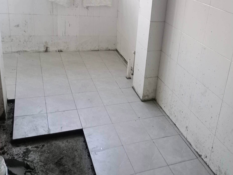 地磚鋪貼維修：鋪貼前，先將所鋪平面表面的塵土、雜物等徹底清掃干凈，平面不能有空鼓、開裂和起砂等現象，如果存在這些現象，要先進行修復處理，在鋪設瓷磚。鋪設墻磚施工前，要先在墻體四周彈出標高控制線。鋪設地磚施工前，要先在地面彈出十字線，從而控制地磚分隔尺寸。瓷磚的鋪貼，要選用1:3干硬性水泥砂漿，砂漿的厚度要在25mm左右。把瓷磚按照要求放在水泥砂漿上，用橡皮錘輕輕敲擊瓷磚的表面，直至瓷磚鋪貼平整。鋪貼完瓷磚后，要進行勾縫處理，先清理干凈瓷磚縫隙里的雜質，再用專用填縫劑進行勾縫處理。鋪貼瓷磚的過程中，可以一邊鋪貼，一邊進行簡單的清理。在鋪貼完24小時后，再用棉布等對瓷磚的表面再進行一次清理。