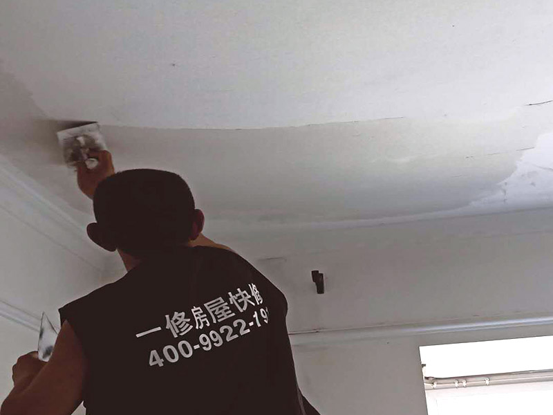 天花板刮膩子維修：刮膩子對不同的墻體有著不同的要求，像比較常見的混凝土的墻面，會出現一些氣孔與鼓起的現象，所以就要先把墻面修平整掉，磨平凸起處，填補凹陷處。如果是預制混凝土的墻面，那么它的表面層就會有一些砂礫與疙瘩的現象，這個時候就需要專業的施工人員，使用用鋼絲刷把墻面整體的刷一遍?；鶎幼龊锰幚砗?，墻面還是會有一些凹陷的地方，這個時候就可以用石膏膩子來補平。將石膏膩子壓實凹陷處，橫抹豎起的地方再重新刮一遍，這樣來確保墻面的平整。刮膩子之前，噴刷一遍粘結劑，就可以開始刮膩子了。膩子刮完后，仔細檢查看看墻面