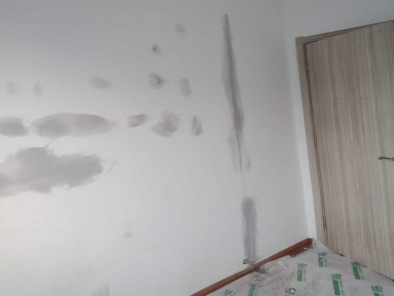 天花板刮膩子維修：刮膩子對不同的墻體有著不同的要求，像比較常見的混凝土的墻面，會出現一些氣孔與鼓起的現象，所以就要先把墻面修平整掉，磨平凸起處，填補凹陷處。如果是預制混凝土的墻面，那么它的表面層就會有一些砂礫與疙瘩的現象，這個時候就需要專業的施工人員，使用用鋼絲刷把墻面整體的刷一遍?；鶎幼龊锰幚砗螅瑝γ孢€是會有一些凹陷的地方，這個時候就可以用石膏膩子來補平。將石膏膩子壓實凹陷處，橫抹豎起的地方再重新刮一遍，這樣來確保墻面的平整。刮膩子之前，噴刷一遍粘結劑，就可以開始刮膩子了。膩子刮完后，仔細檢查看看墻面