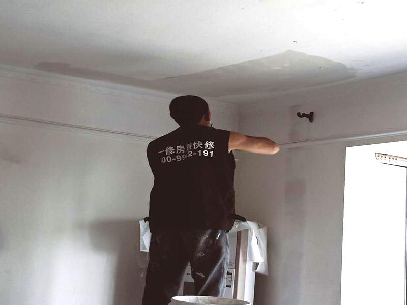 天花板刮膩子維修：刮膩子對不同的墻體有著不同的要求，像比較常見的混凝土的墻面，會出現一些氣孔與鼓起的現象，所以就要先把墻面修平整掉，磨平凸起處，填補凹陷處。如果是預制混凝土的墻面，那么它的表面層就會有一些砂礫與疙瘩的現象，這個時候就需要專業的施工人員，使用用鋼絲刷把墻面整體的刷一遍。基層做好處理后，墻面還是會有一些凹陷的地方，這個時候就可以用石膏膩子來補平。將石膏膩子壓實凹陷處，橫抹豎起的地方再重新刮一遍，這樣來確保墻面的平整。刮膩子之前，噴刷一遍粘結劑，就可以開始刮膩子了。膩子刮完后，仔細檢查看看墻面