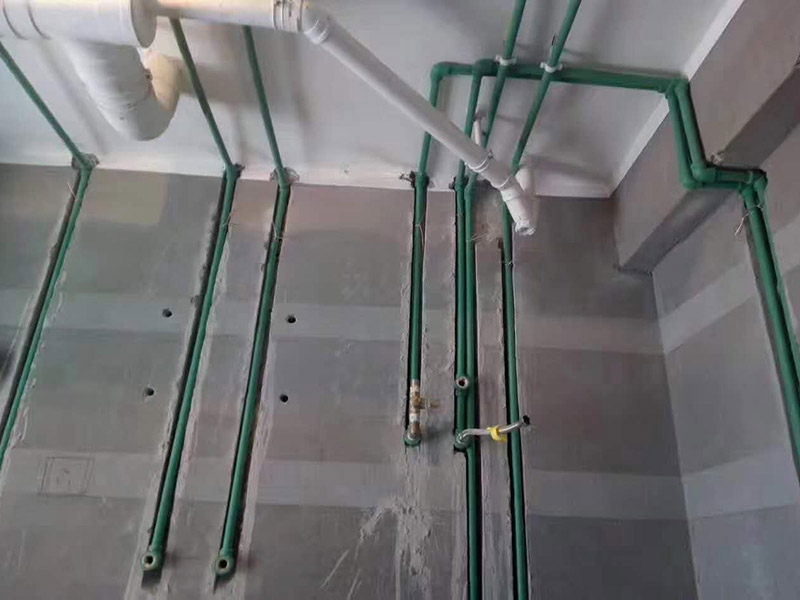 水電線路安裝方案：首先要根據裝設計圖紙對房屋進行部分的改造,如對某些墻體的砸除,對某些部位的修改。管道開槽,管道開槽包括兩部分,一是水管管道開槽,二是電信線路開槽。特別要注意的是, 要將強電與弱電,開關、空調插座與電器插座分開走線,且注意開關插座底合安裝時必須水平垂直,這樣使后面的面板安裝會更平整。