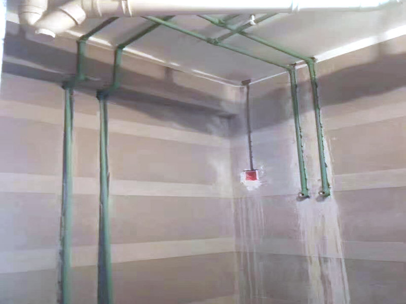 水電線路安裝方案：首先要根據裝設計圖紙對房屋進行部分的改造,如對某些墻體的砸除,對某些部位的修改。管道開槽,管道開槽包括兩部分,一是水管管道開槽,二是電信線路開槽。特別要注意的是, 要將強電與弱電,開關、空調插座與電器插座分開走線,且注意開關插座底合安裝時必須水平垂直,這樣使后面的面板安裝會更平整。