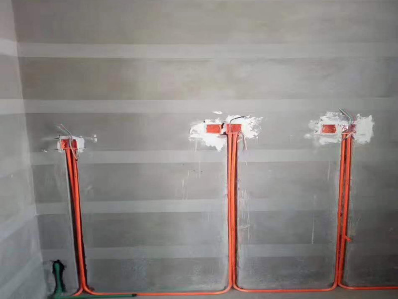 水電線路安裝方案：首先要根據裝設計圖紙對房屋進行部分的改造,如對某些墻體的砸除,對某些部位的修改。管道開槽,管道開槽包括兩部分,一是水管管道開槽,二是電信線路開槽。特別要注意的是, 要將強電與弱電,開關、空調插座與電器插座分開走線,且注意開關插座底合安裝時必須水平垂直,這樣使后面的面板安裝會更平整。