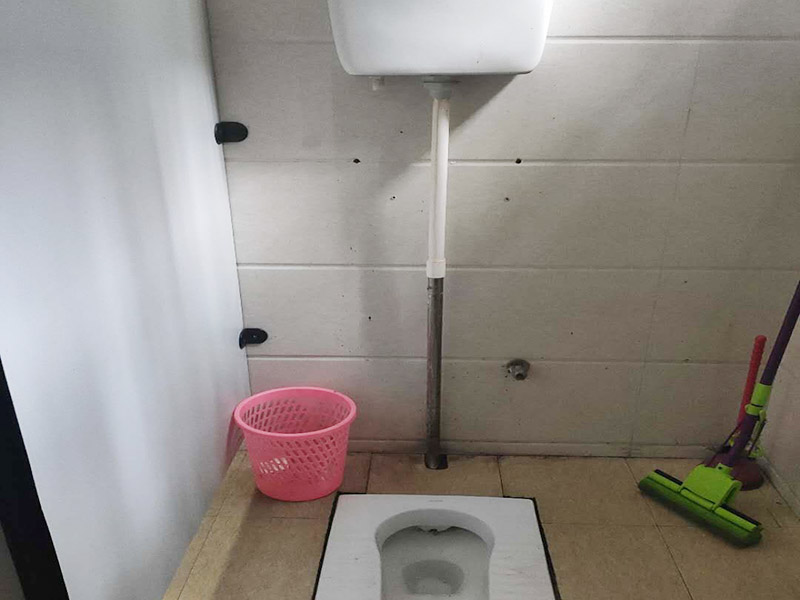 蹲便器管道更換:建議把舊的蹲便器取下來后，將周圍處理干凈，再重新做防水比較保險，并且要在離墻適當(dāng)?shù)奈恢妙A(yù)留好下水管道，更換好蹲便器后，還要在出水口邊緣涂上一層玻璃膠，最后，打開進水系統(tǒng)進行測試，檢查各接合處是否出現(xiàn)漏水情況。