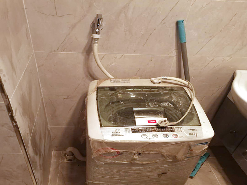 衛(wèi)生間水管角閥安裝:首先將水總閥門關(guān)閉。將du要安裝角閥的接口清理干凈，將原角閥換掉之后，要細(xì)心清理水銹，并清空管內(nèi)殘余的水。選擇合適的角閥。將角閥上的閥門關(guān)閉，認(rèn)清角閥的兩個(gè)接口要接在什么地方。用生膠帶將角閥的絲口纏緊，一層一層，從內(nèi)向外的纏。注意，通常要纏5層以上，不怕厚。將角閥順著絲口的連接方向，旋轉(zhuǎn)擰緊墻體的絲口中。注意往里擰的時(shí)候不要用蠻勁兒，可以先用手的力量擰緊，擰緊后，可借助扳手等工具，將角閥多擰半圈，盡量將出水口位置調(diào)整為方便連接水管的位置。將上水管接到角閥的另一個(gè)接口上。接好后開(kāi)總閥供水實(shí)驗(yàn)是否漏水。