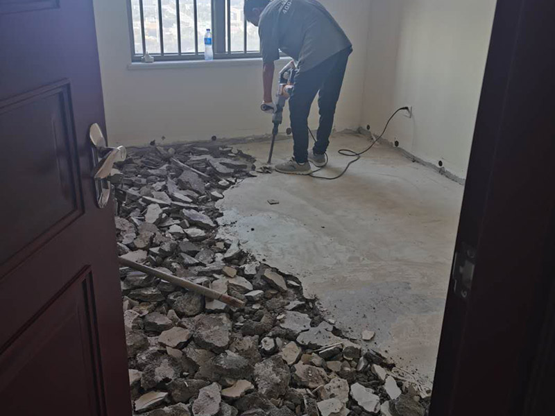 地磚拆除重貼瓷磚：1、混凝土地面應將基層鑿毛，鑿毛深度5~10毫米，鑿毛痕的間距為30毫米左右。之后，清凈浮灰，砂漿、油漬，產散水刷少將地面。 2、鋪貼前應彈好線，在地面彈出與門道口成直角的基準線，彈線應從門口開始，以保證進口處為整磚，非整磚置于陰角或家具下面，彈線應彈出縱橫定位控制線。 3、鋪貼陶瓷地面磚前，應先將陶瓷地面磚浸泡陰干。 4、鋪貼時，水泥砂漿應飽滿地抹在陶瓷地面磚背面，鋪貼后用橡皮棰敲實。同時，用水平尺檢查校正，擦凈表面水泥砂漿。 5、鋪貼完2~3小時后，用白水泥擦縫，縫要填充密實，平整光滑。