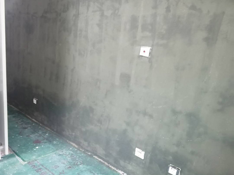 墻面膩?zhàn)隅P除翻新:在墻面翻新之前，一定要注意，必須把原來的膩?zhàn)尤跨P掉，露出最里面的水泥層，不過如果墻面出現(xiàn)大面積的空鼓、粉化現(xiàn)象，建議鏟除到磚層，這樣做雖然耗時(shí)耗力，但是能確保翻新之后的墻面耐用美觀。鏟過墻皮后需要批刮膩?zhàn)樱?dāng)然，選擇顆粒細(xì)度較高和質(zhì)地較硬的膩?zhàn)幼詈貌贿^，而且在膩?zhàn)又屑尤氚兹槟z還可以提高其硬度，然后我們檢查一下裂縫，出現(xiàn)裂縫可以用牛皮紙袋和白乳膠貼在裂縫上，在墻面找平時(shí)，一般用石膏對(duì)表面進(jìn)行修補(bǔ)并用砂紙打磨。一般老房子容易出現(xiàn)墻面發(fā)霉的狀況，尤其是潮濕氣候的地方更為嚴(yán)重，這時(shí)候在翻新時(shí)，做好防潮處理就顯得很重要了，在做衛(wèi)生間和廚房的墻面防潮處理的時(shí)候，一定要注意與防水區(qū)分開來，而且防潮應(yīng)該在墻面的水泥基面上做，不然是沒有效果的。