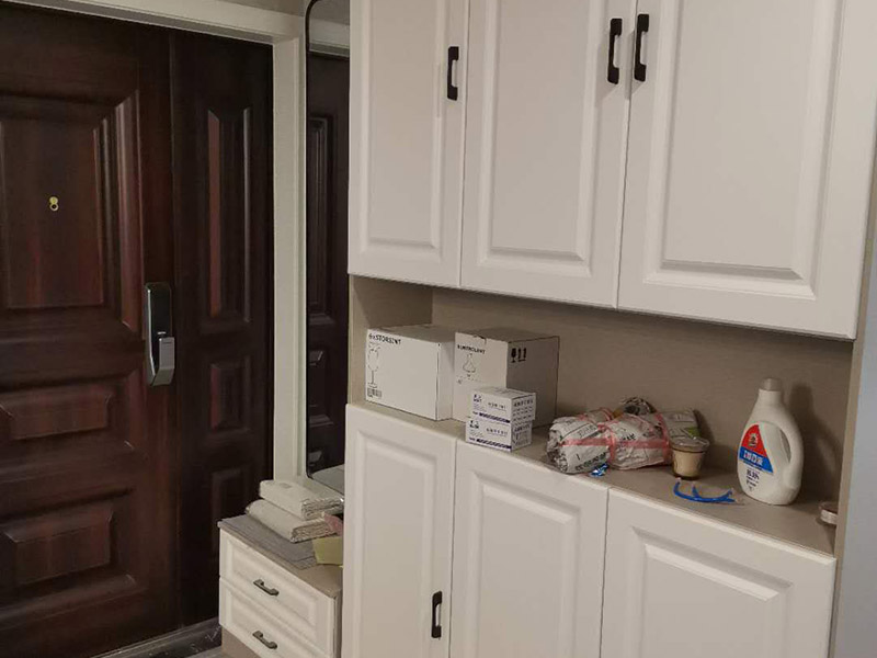 全屋裝修設計效果：裝修，大致是按照下面這21步完成的：1.前期設計 -- 2.主體拆改 -- 3.水電改造 -- 4.木工 -- 5.貼磚 -- 6.刷墻面漆 -- 7.熱水器安裝 -- 8.廚衛吊頂 -- 9.櫥柜安裝-- 10.煙機灶安裝 -- 11.木門安裝 -- 12.地板安裝 -- 13.鋪貼壁紙 -- 14. 開關插座安裝 -- 15.燈具安裝 -- 16.五金潔具安裝 -- 17.窗簾桿安裝 -- 18.拓荒保潔 -- 19.家具進場 -- 20.家電安裝 -- 21.家居配飾